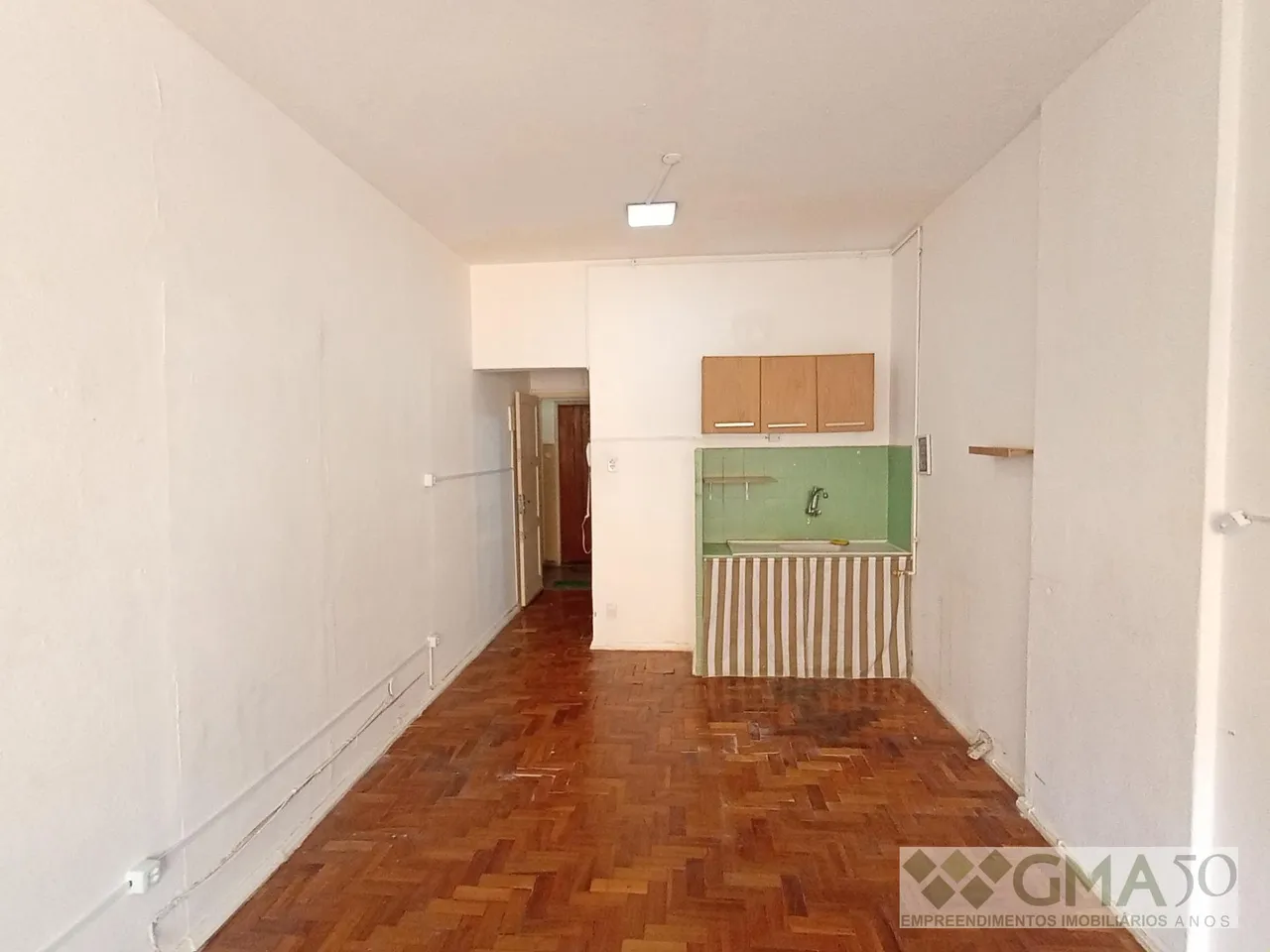 Estudio sin amueblar con cocina compacta y muebles a medida — photo 2