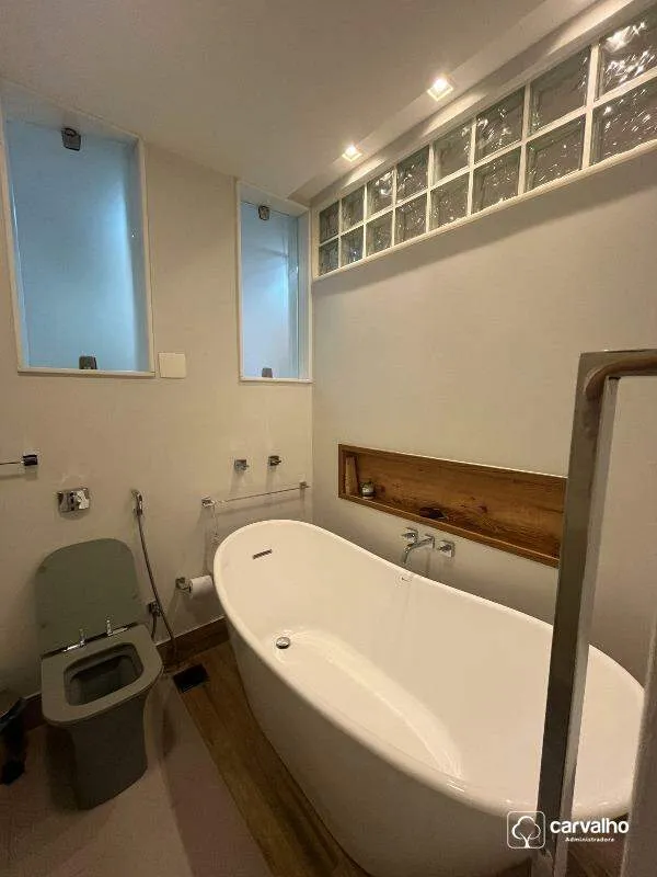 Bathtub in a 3-bedroom apartment, 173 m² — photo 17