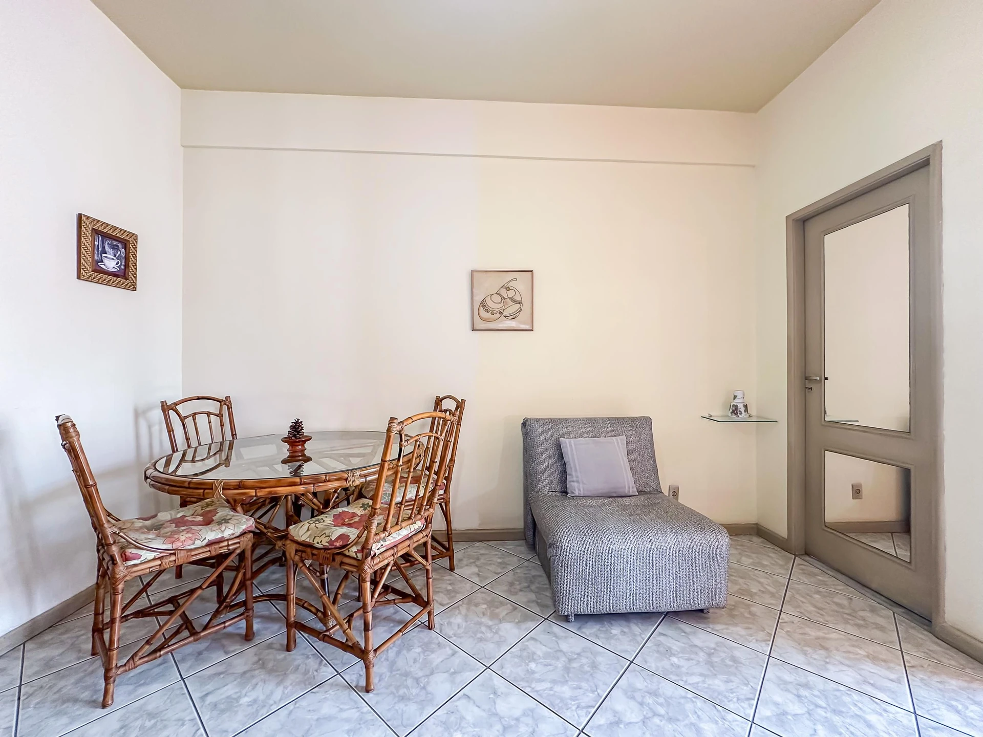 Furnished 2-bedroom apartment with separate kitchen — photo 45