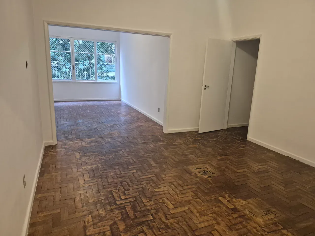 Wood or laminate floors in a 3-bedroom apartment, 129 m² — photo 17