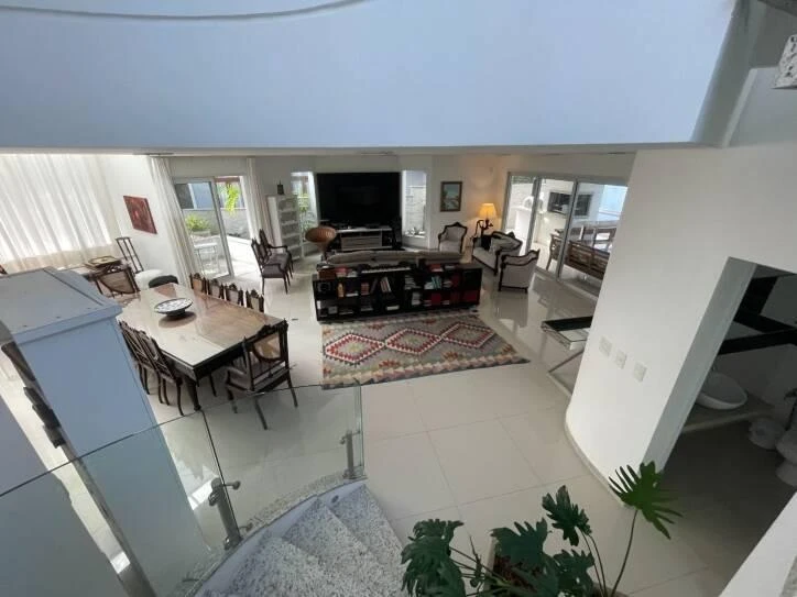 Ventanales de piso a techo y 4 dormitorios: casa de 400 m² — photo 10