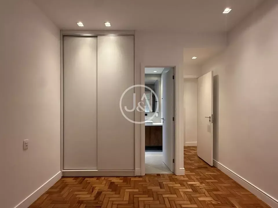 Apartment, 127 m², with wood or laminate floors — photo 4