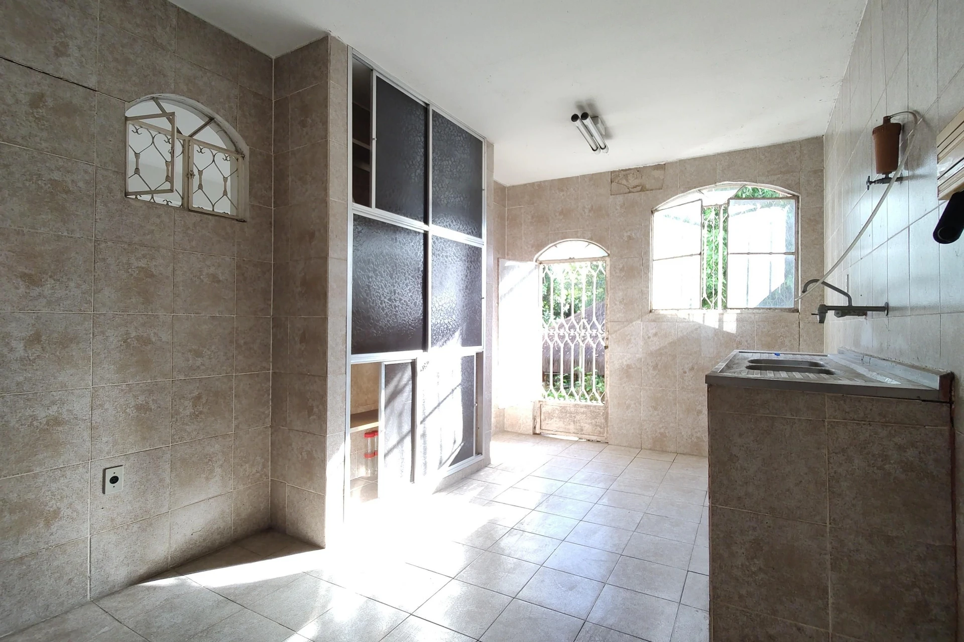 Unfurnished house with 4 bedrooms and private garden — photo 2