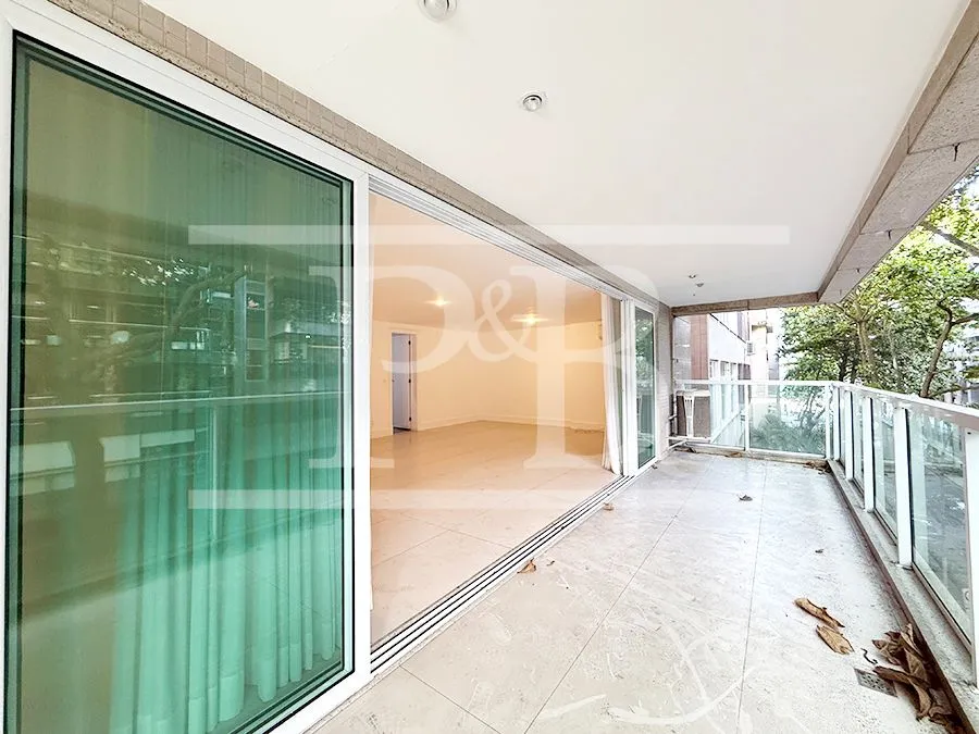 4-bedroom 300 m² apartment with a balcony — photo 14