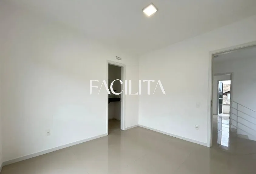 Casa com 3 quartos e cozinha americana com fogão — photo 27