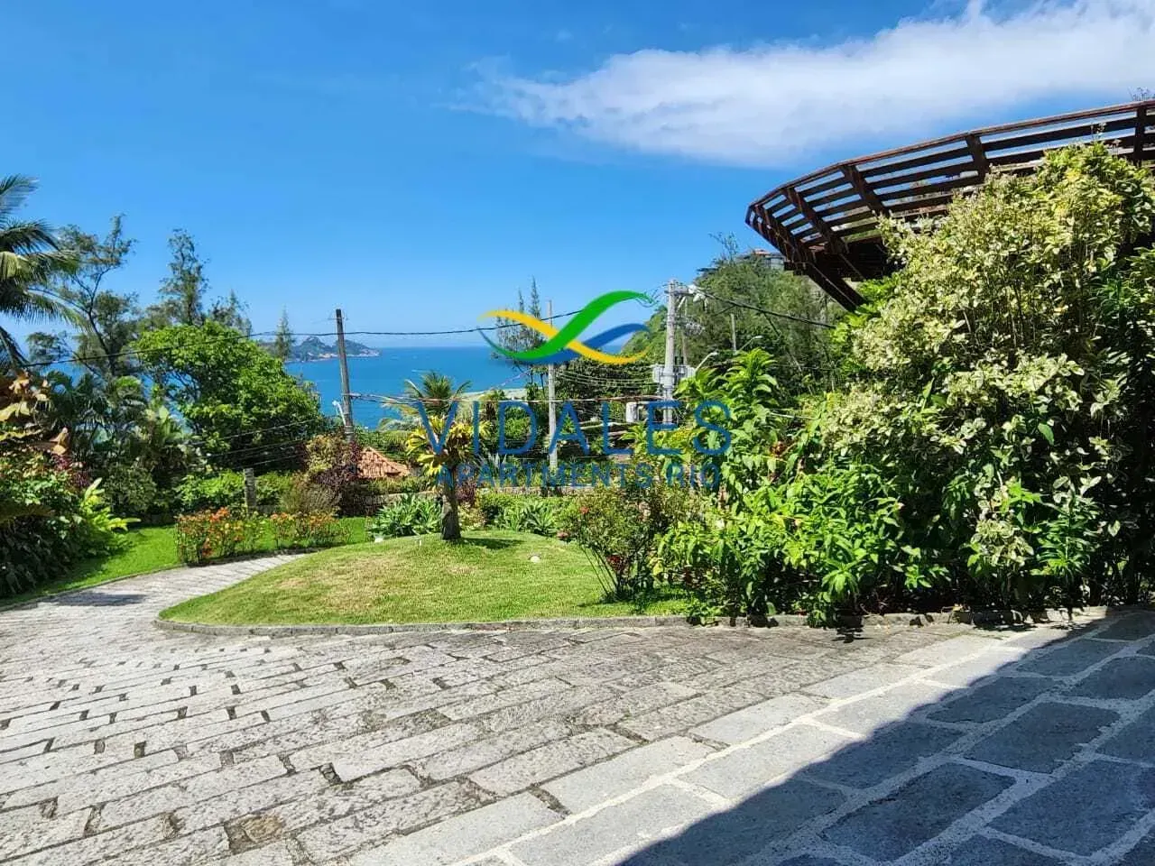 House with 4 bedrooms and 5 bathrooms plus outdoor areas — photo 15
