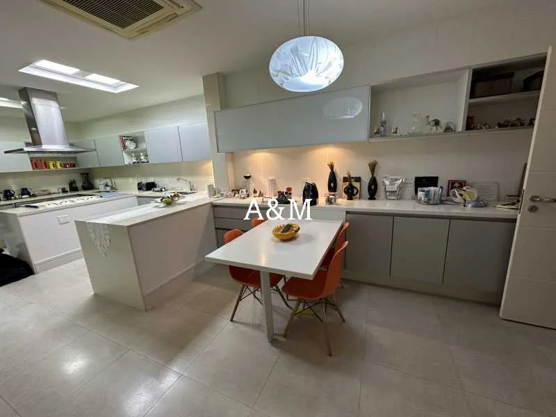 Rental apartment with 4 bedrooms and 5 bathrooms — photo 25