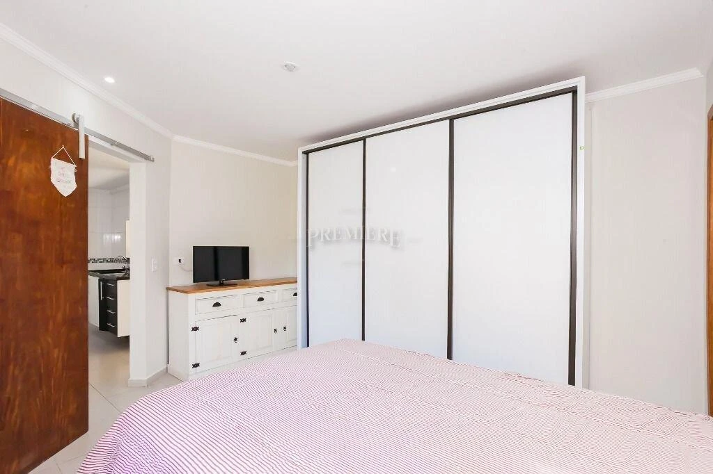 4-bedroom house with a walk-in closet in Curitiba — photo 44