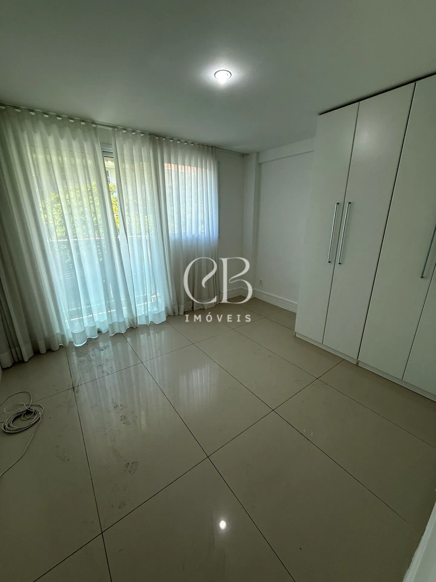 Apartment with 4 bedrooms and a balcony in great condition — photo 23