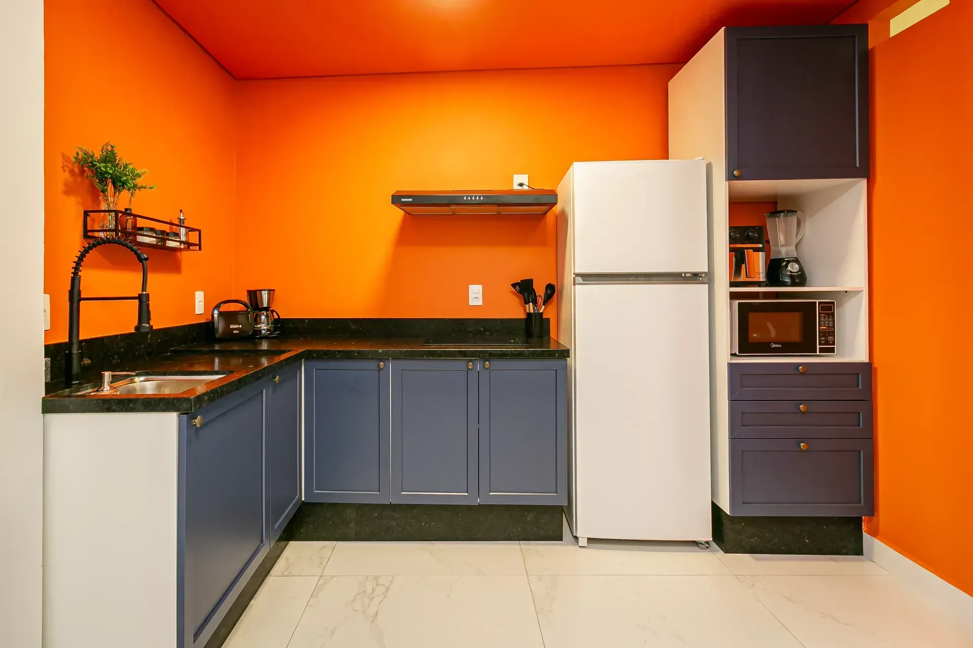 Furnished 1-bedroom apartment with built-in wardrobes — photo 2
