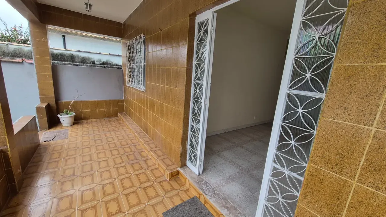 Linear street-facing house with 2 bedrooms and a backyard — photo 13