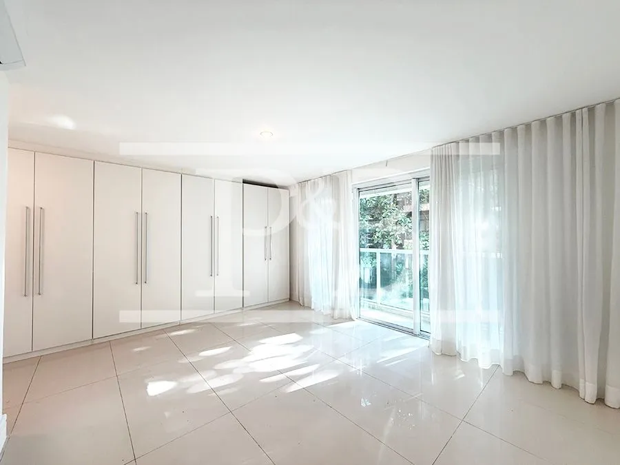 4-bedroom 300 m² apartment with a balcony — photo 3