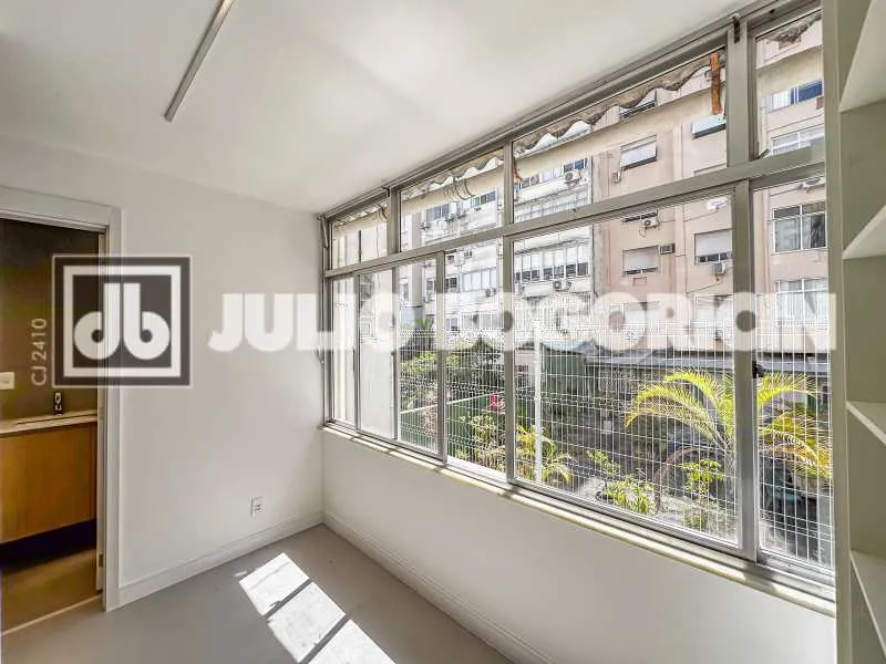 Walk-in closet in a 3-bedroom apartment, 110 m²