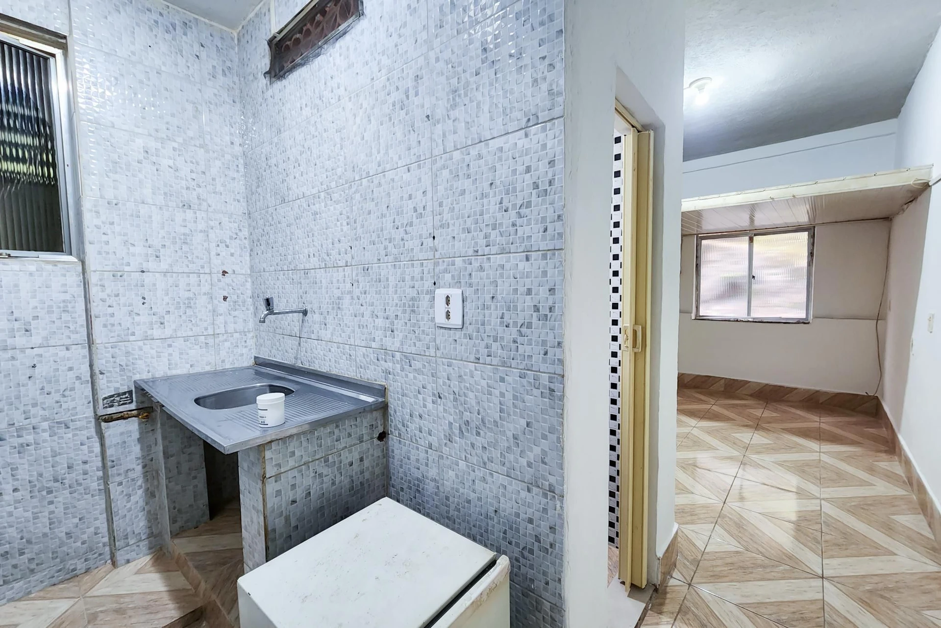 Unfurnished studio with 1 bedroom and 1 bathroom — photo 2