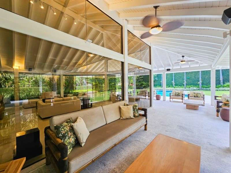 832 m² house with 6 bedrooms and an open-plan kitchen — photo 9