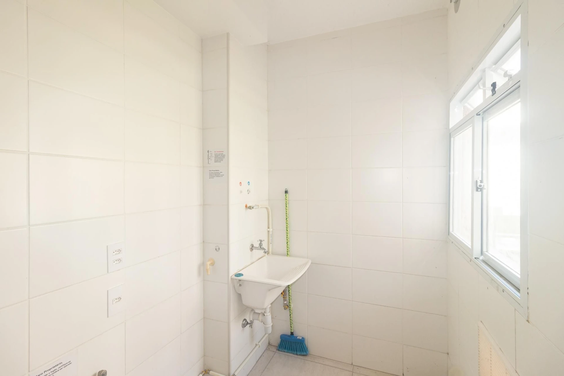 Apartamento com 2 quartos e box de vidro no banheiro — photo 47