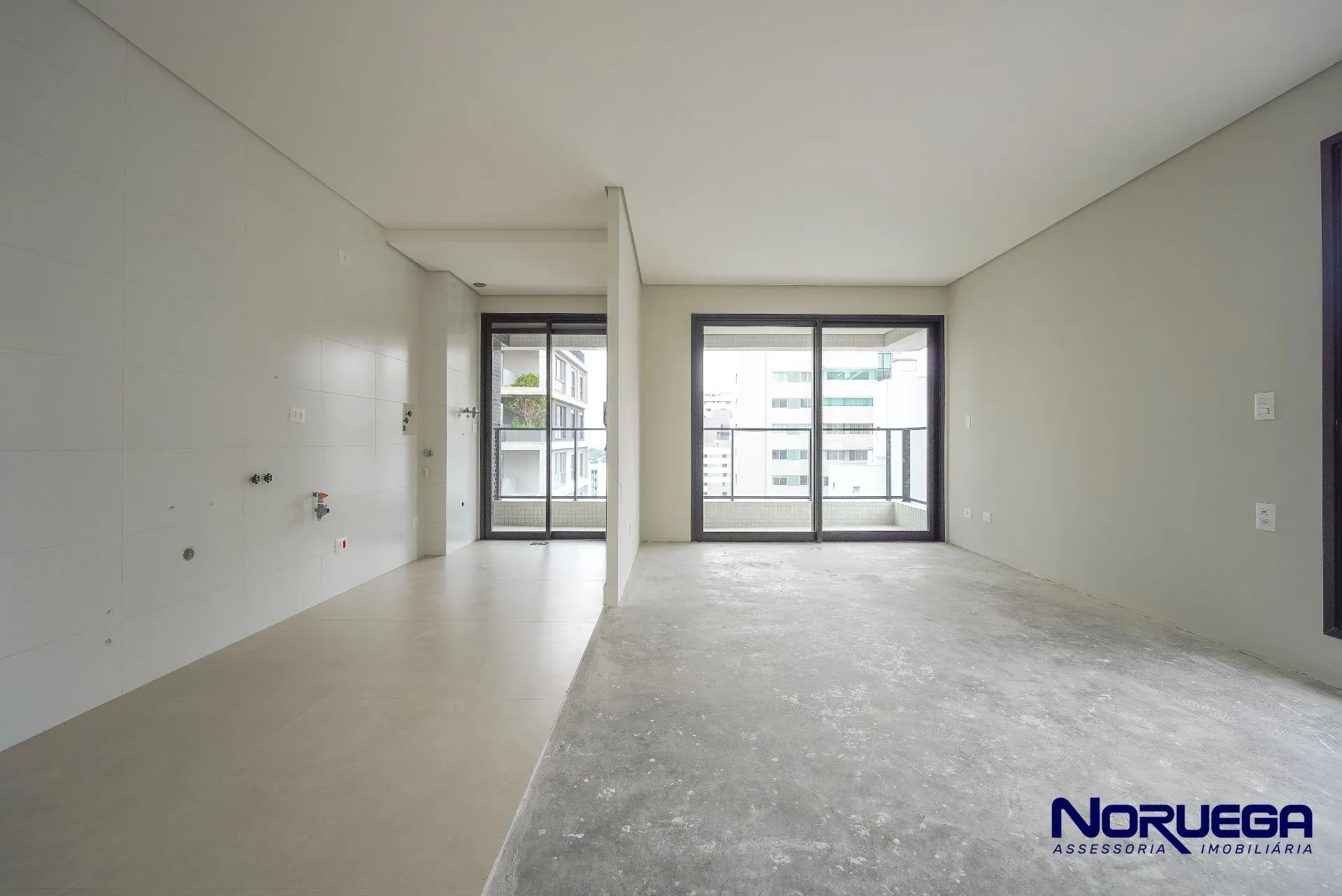3-bedroom apartment with a glass-enclosed balcony — photo 22