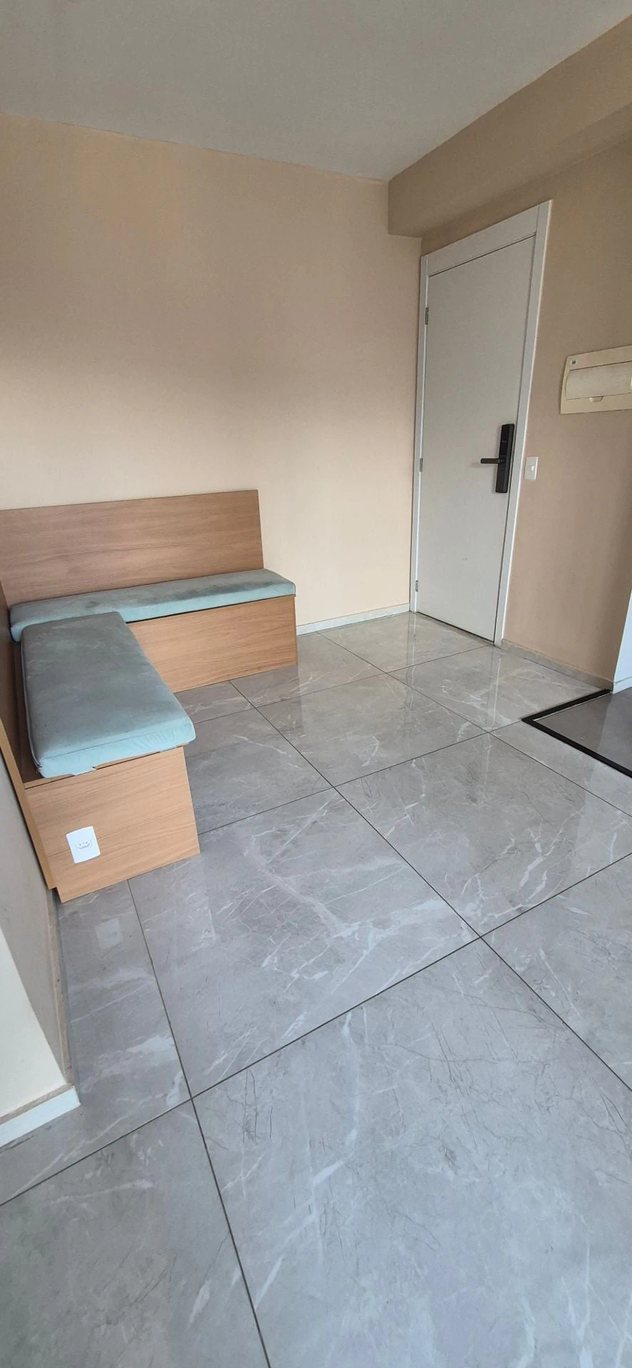 2-bedroom apartment in a building with a gym — photo 18