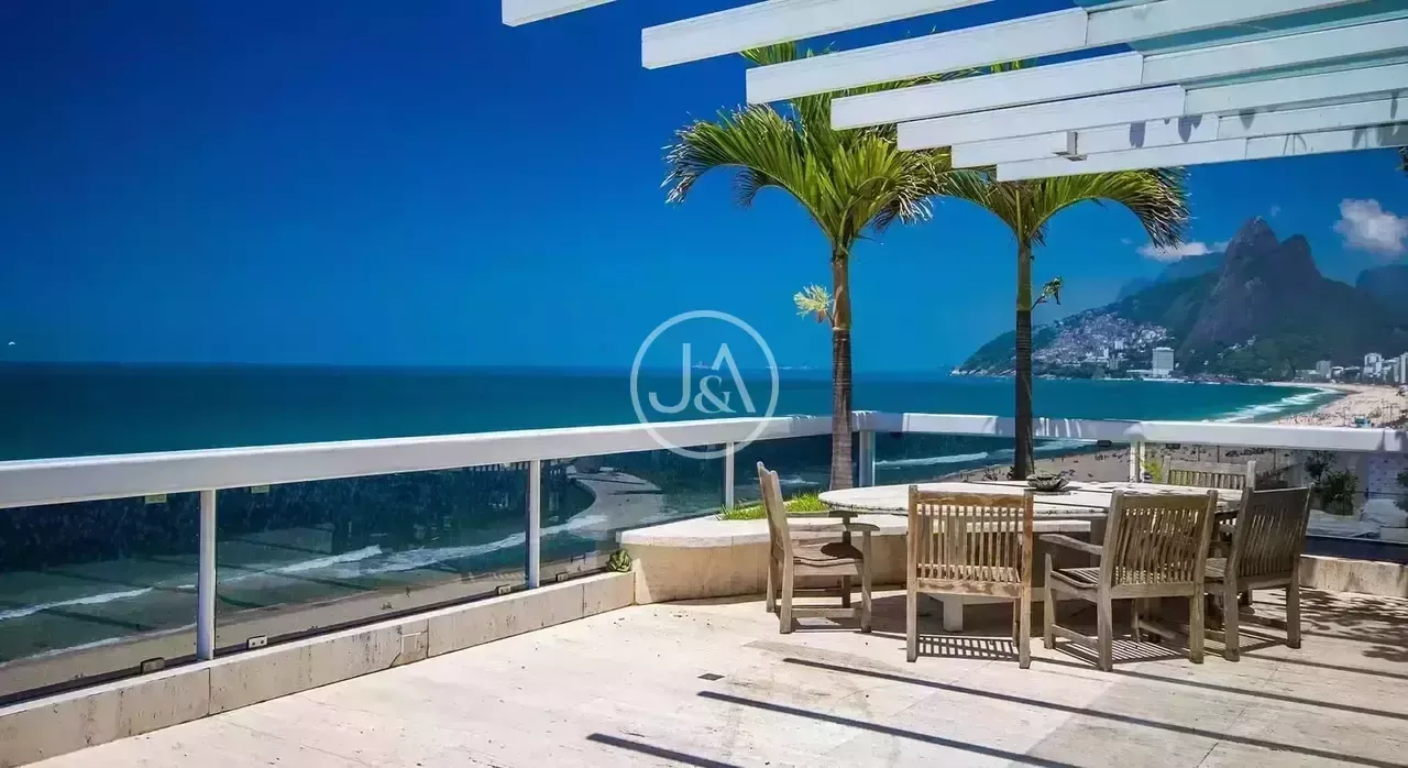 Water view in a 4-bedroom apartment, 838 m²
