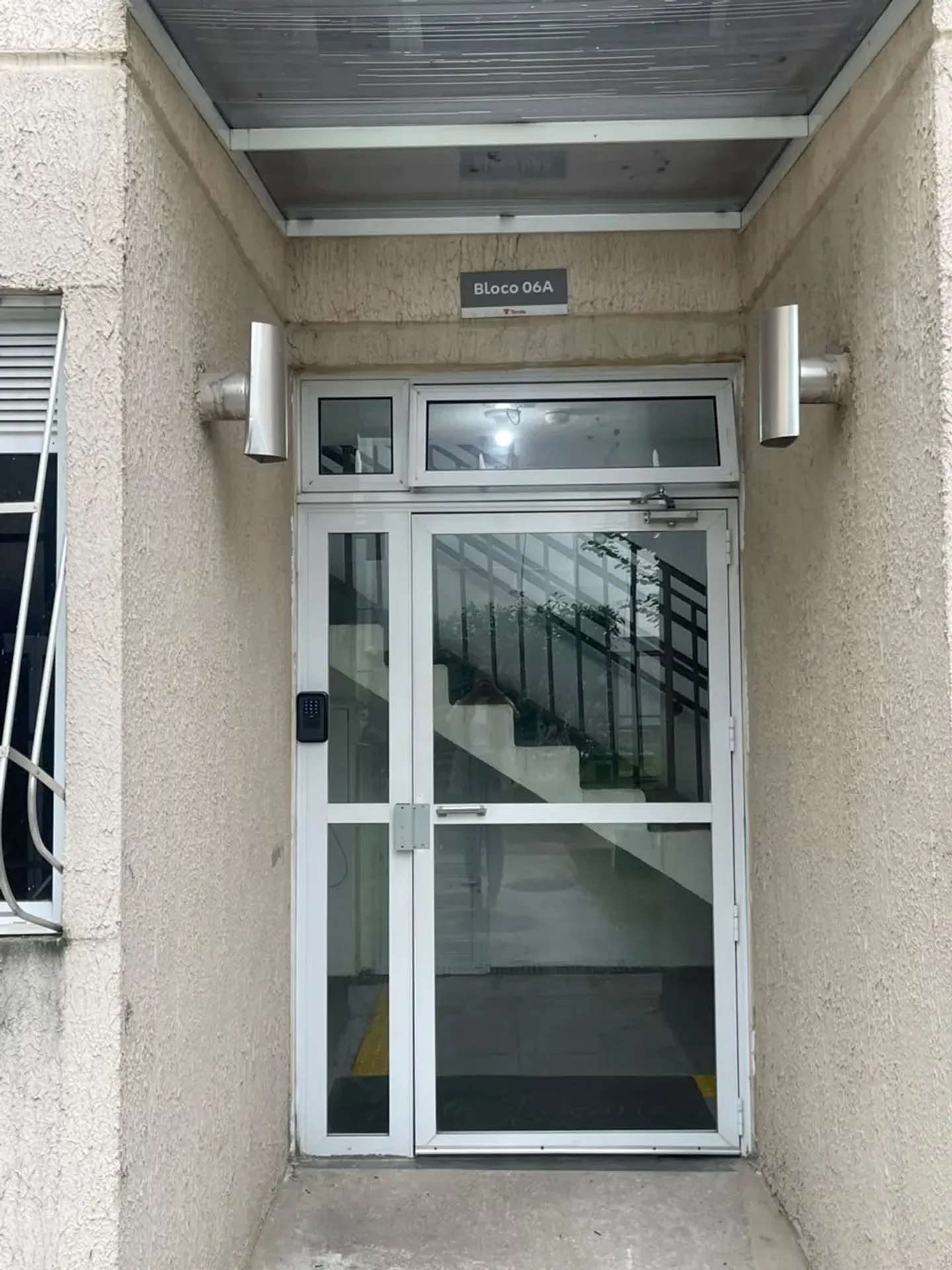 2-bedroom apartment in a building with a gym — photo 3
