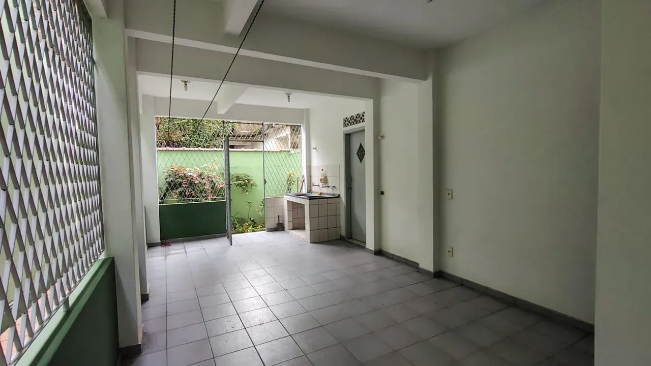 Unfurnished house with 7 bedrooms and 1 suite — photo 12