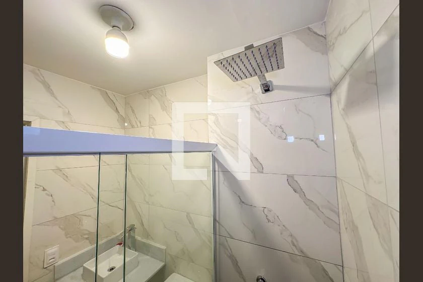 Apartamento de 2 quartos com piso de madeira ou laminado — photo 18