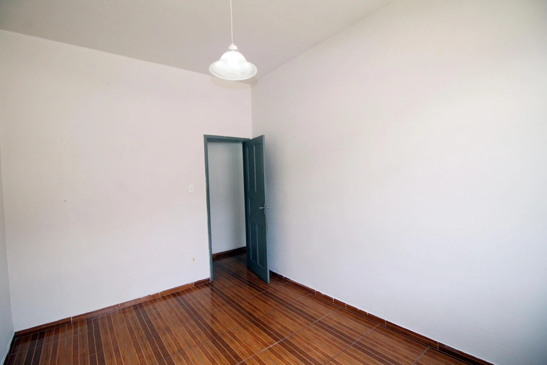 Apartamento de 2 quartos com piso de madeira ou laminado — photo 23