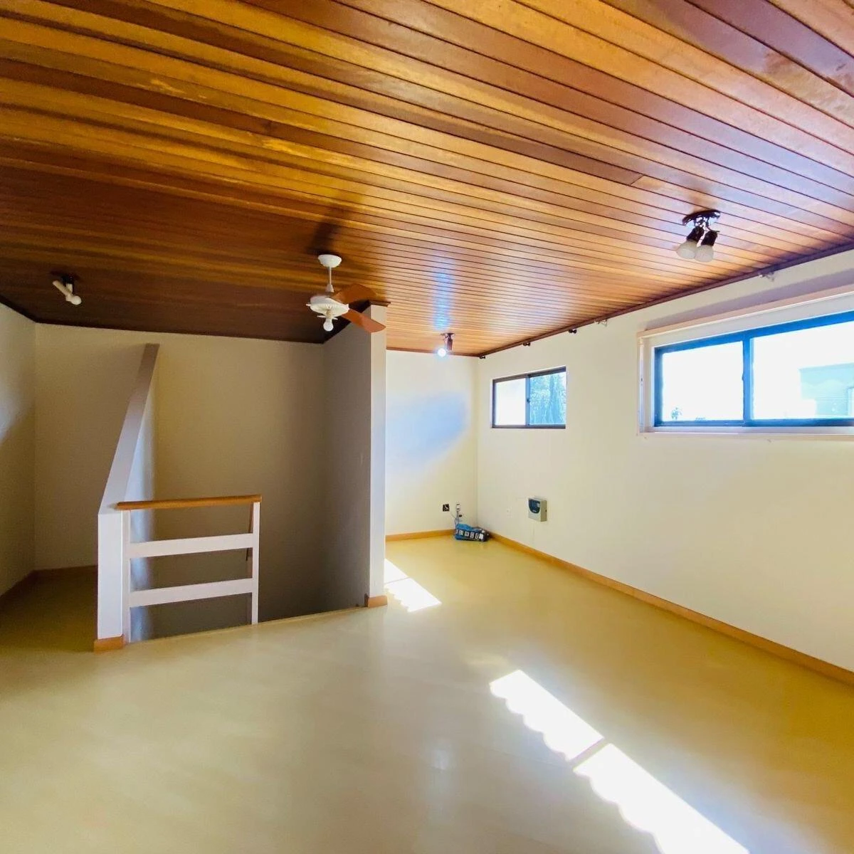 3-bedroom house with a glass-enclosed balcony in Curitiba — photo 18