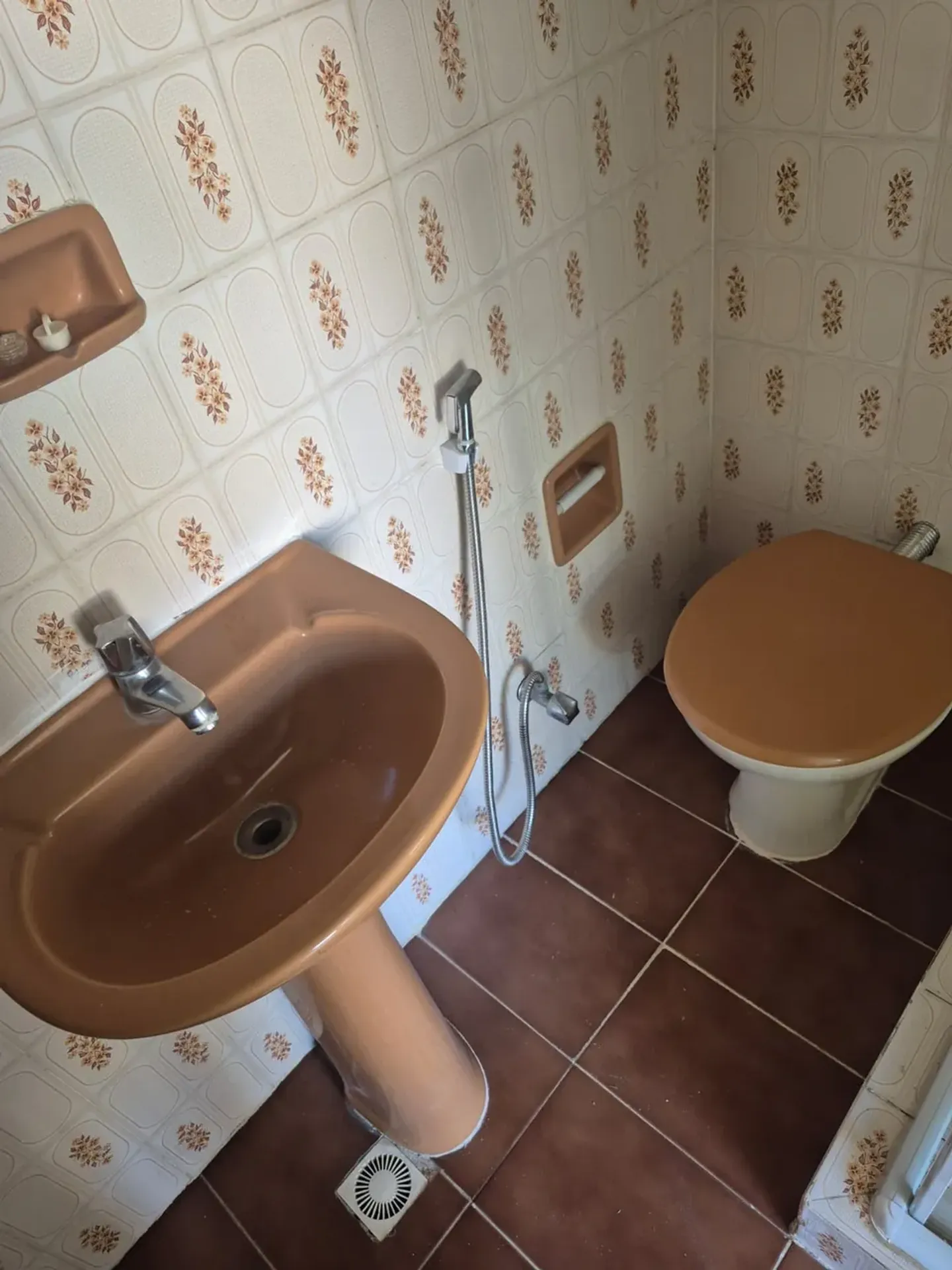 Apartamento sem mobília com cozinha planejada e tanque — photo 10