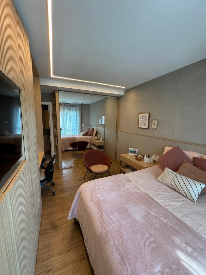 Furnished 4-bedroom apartment with a real home office desk — photo 29