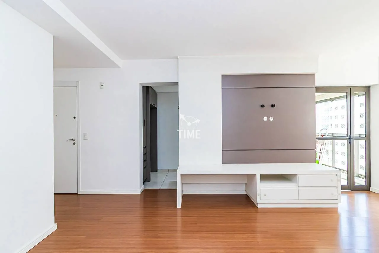 Wood or laminate floors in a 3-bedroom apartment, 78 m² — photo 8