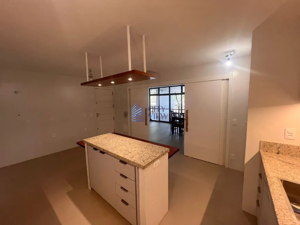 4-bedroom apartment with 5 bathrooms and a balcony — photo 27