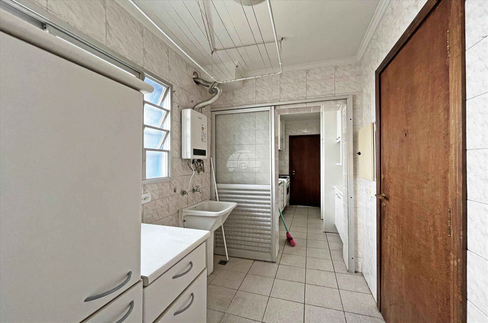 3-bedroom apartment with wood or laminate floors in Curitiba — photo 15
