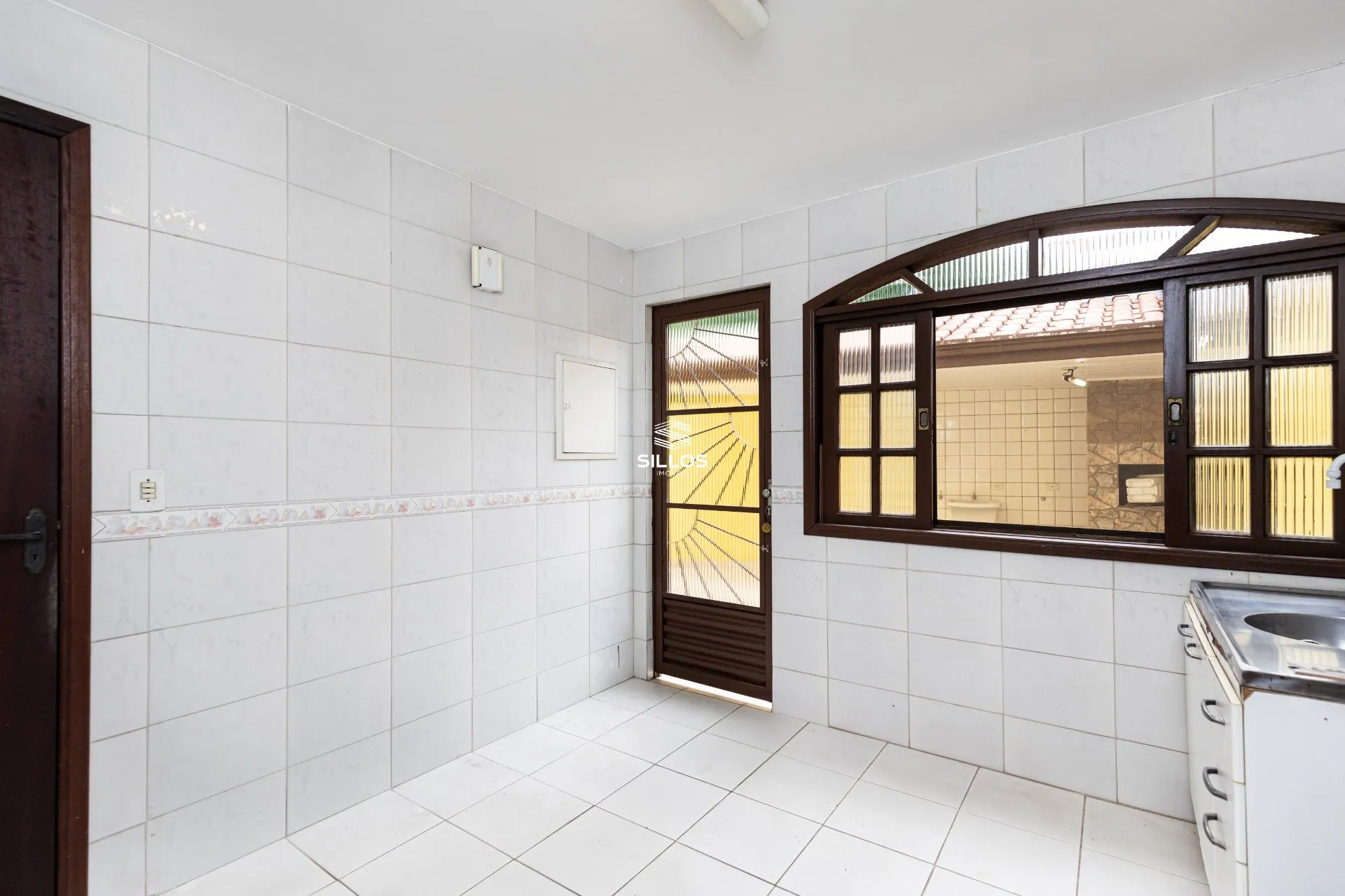 Casa de 3 quartos com piso de madeira ou laminado — photo 14