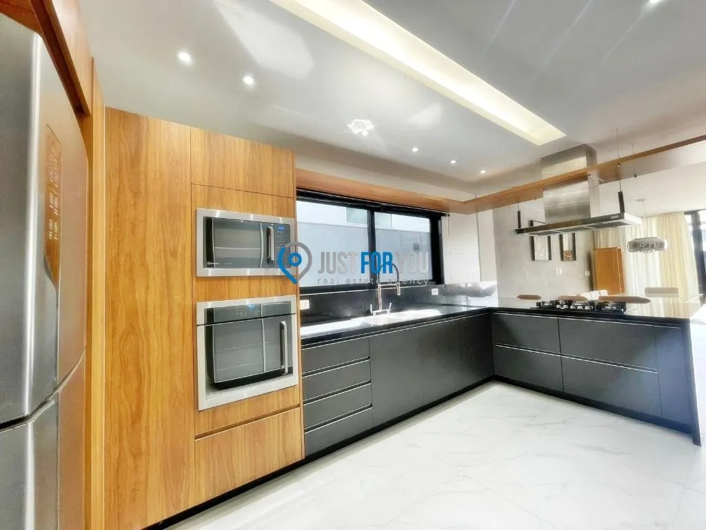 Furnished house with 4 en-suites and 330 m² plus 2 parking — photo 23