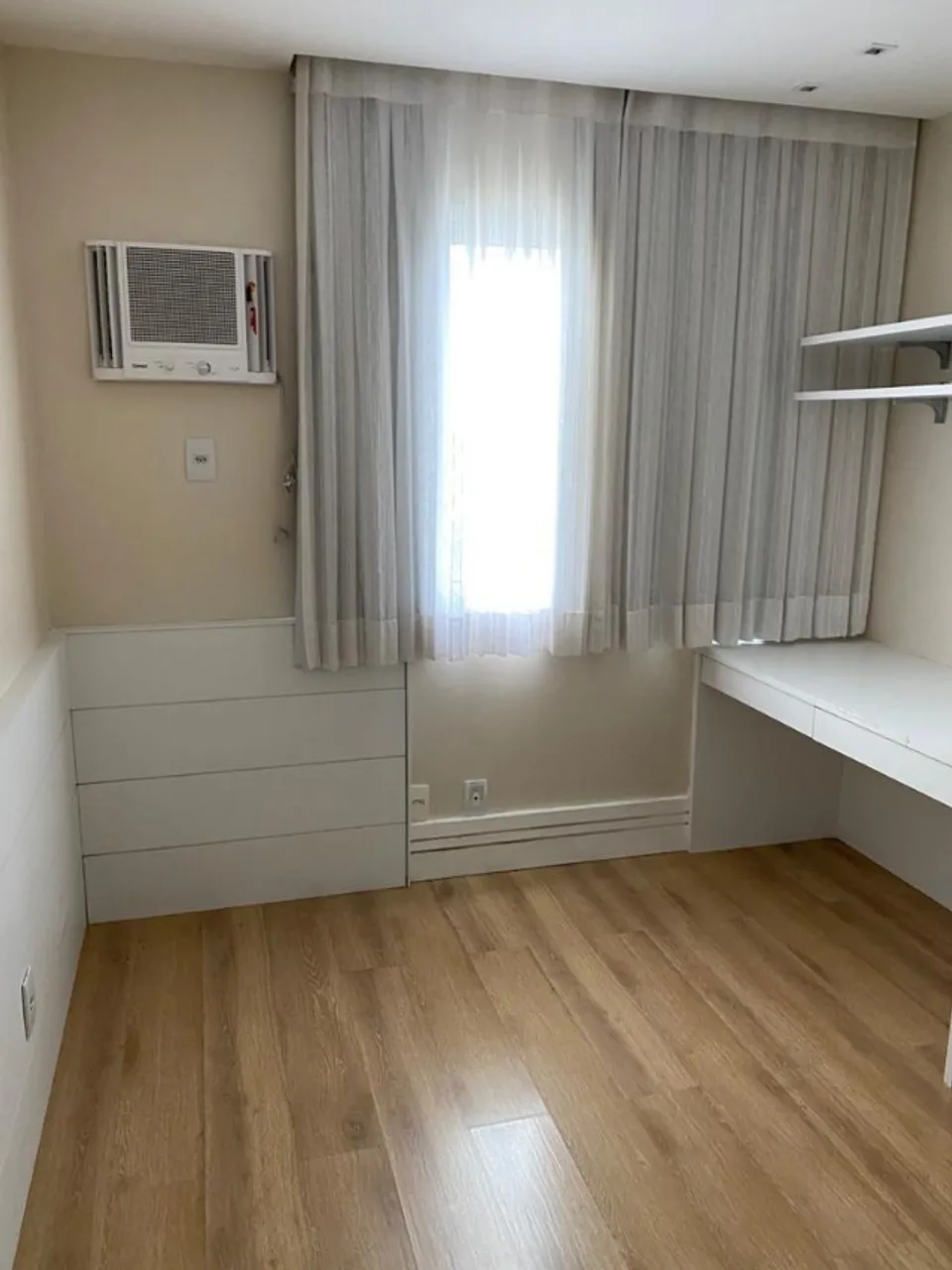 Glass-enclosed balcony in a 3-bedroom apartment, 177 m² — photo 4