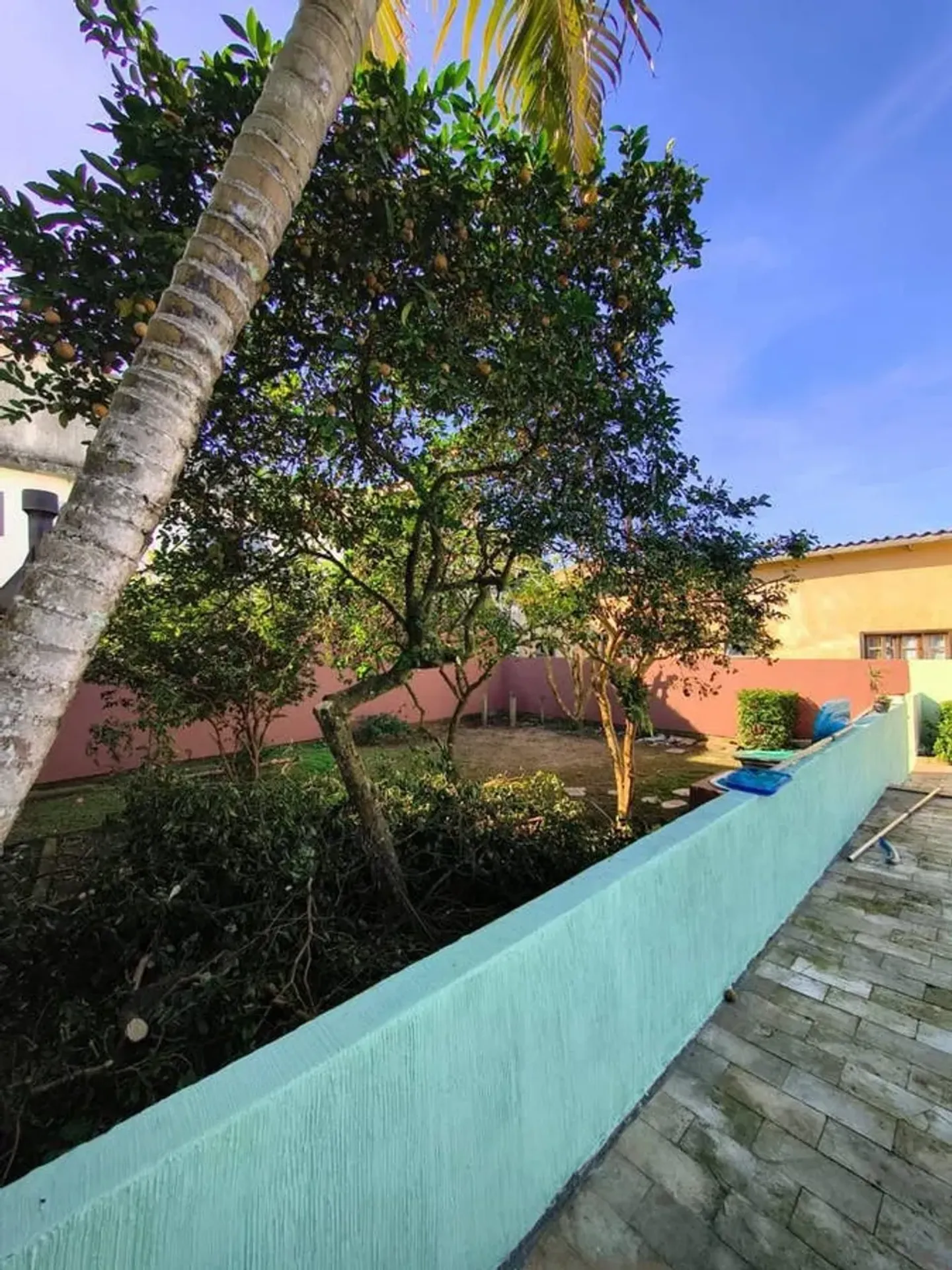 700 m² house with a bathtub and a grill on the balcony