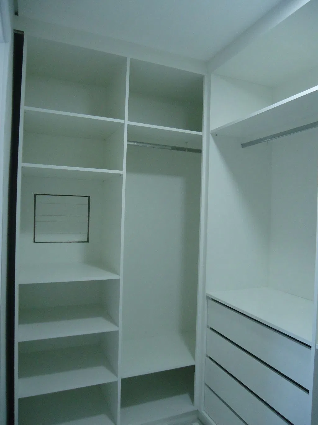 4-bedroom house with a walk-in closet — photo 9