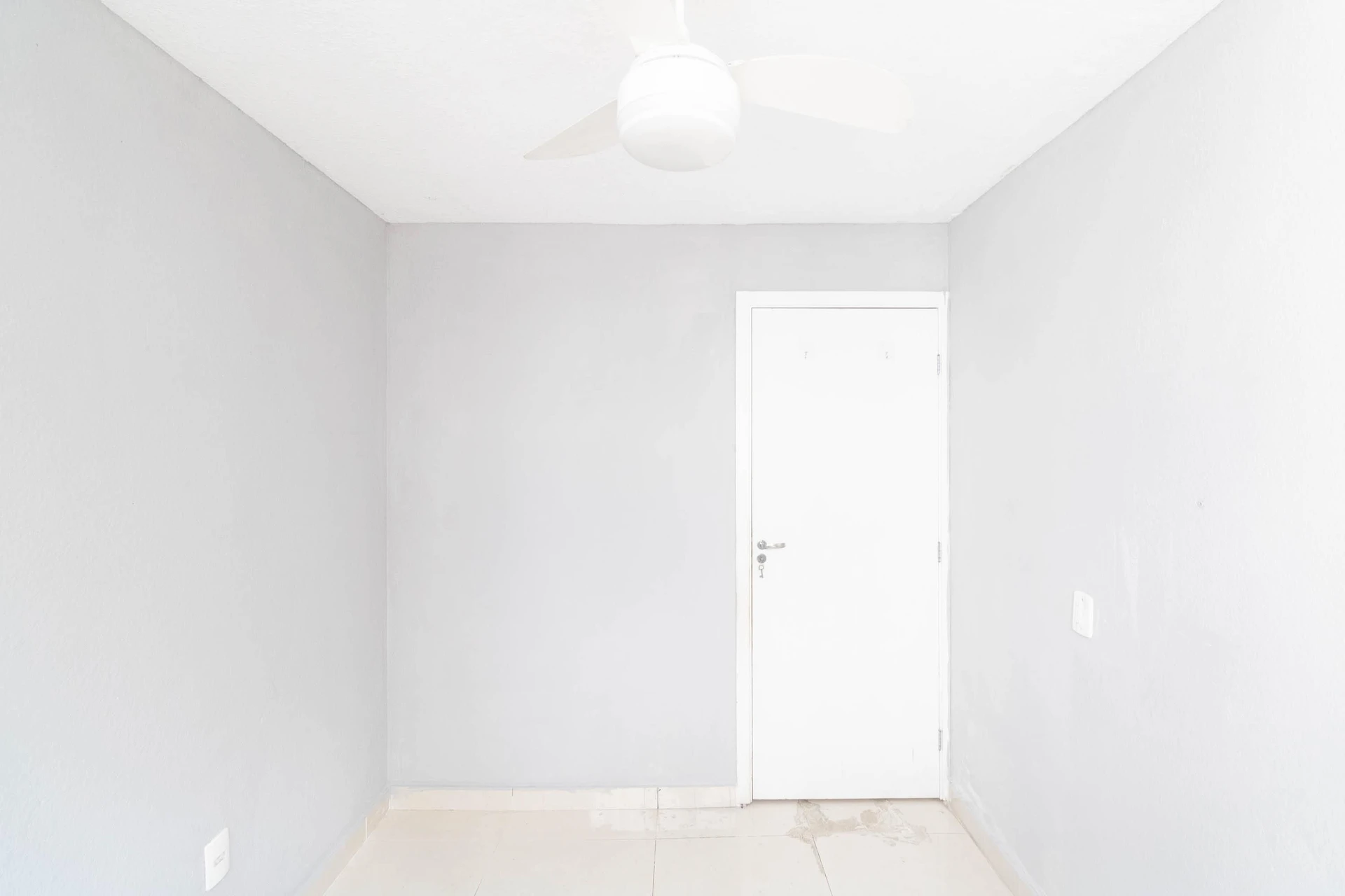 2-bedroom apartment in a building with a gym — photo 32