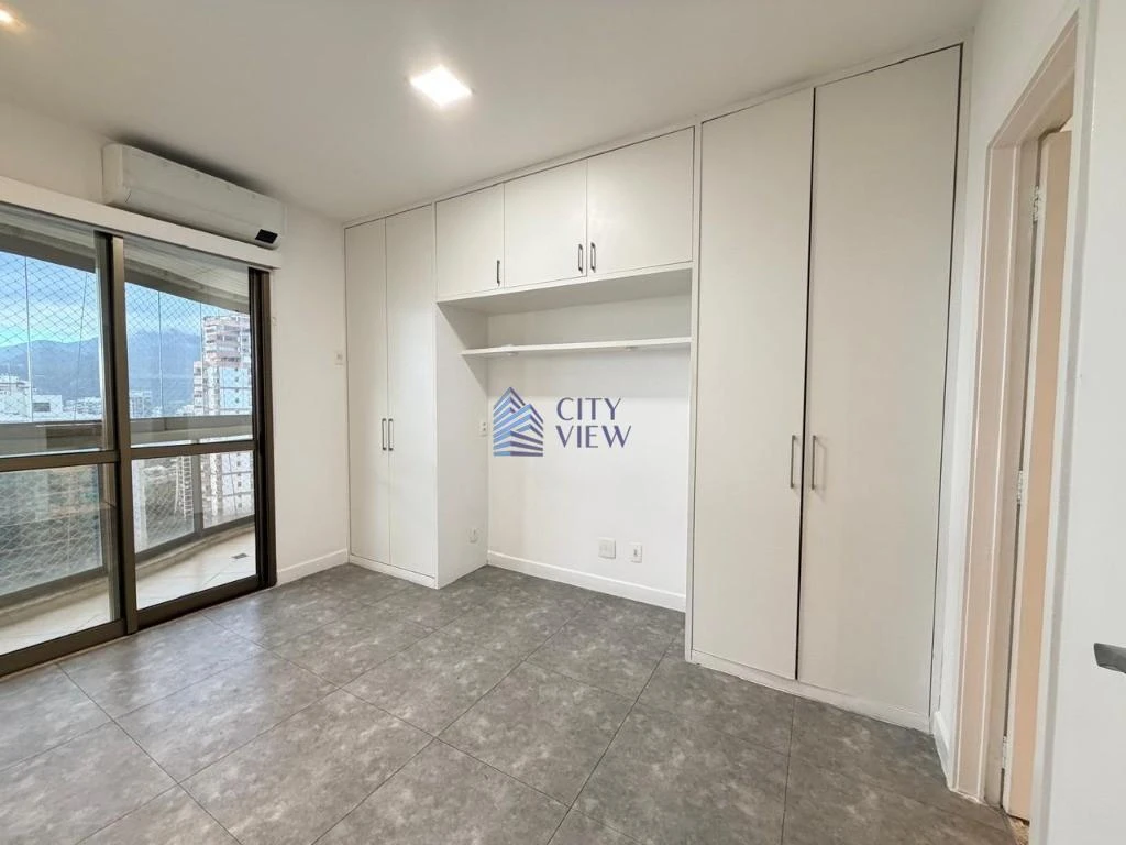 3-bedroom apartment with glass-enclosed balcony — photo 2