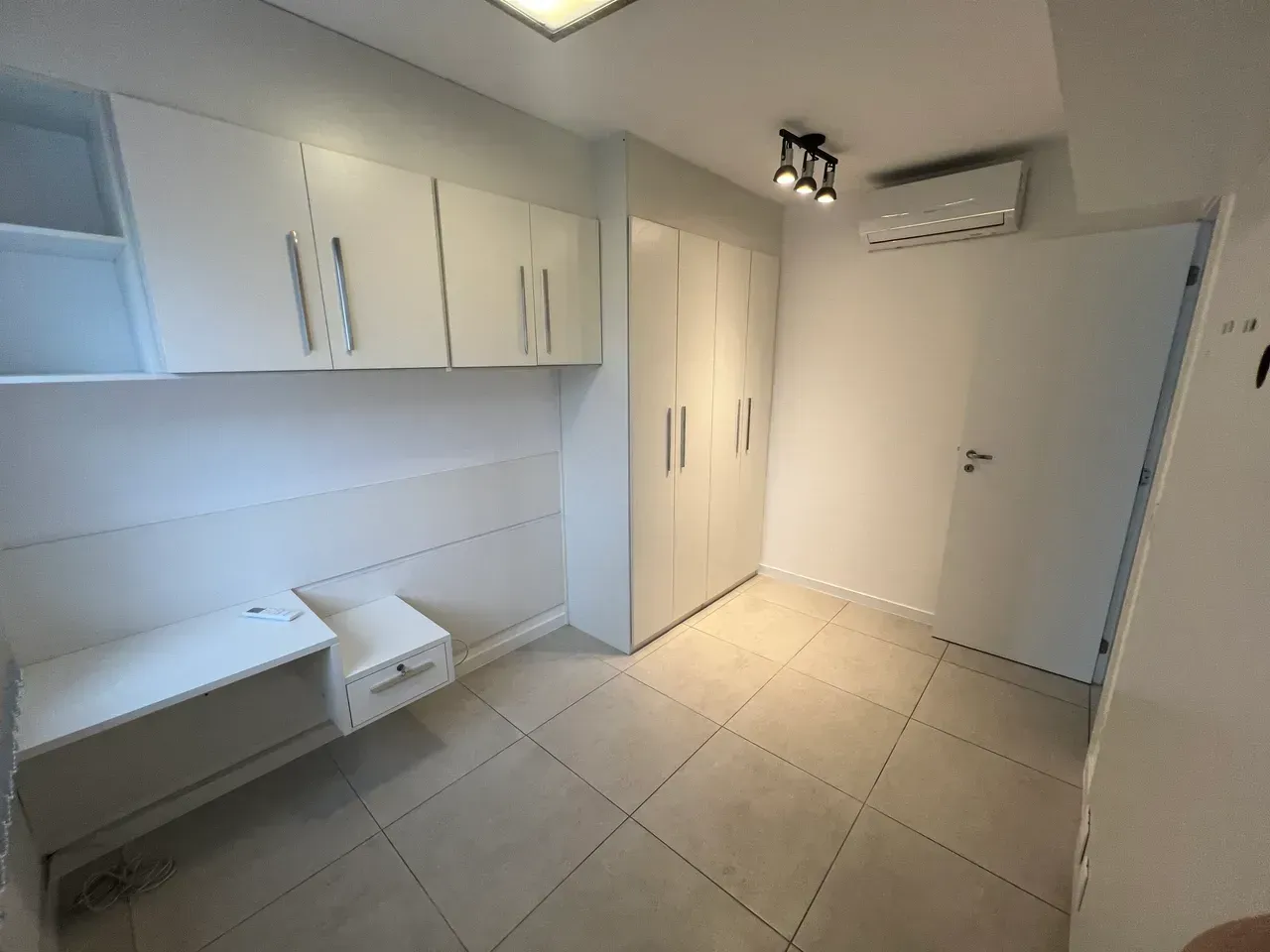 Unfurnished 2-bedroom apartment with built-in wardrobes — photo 3