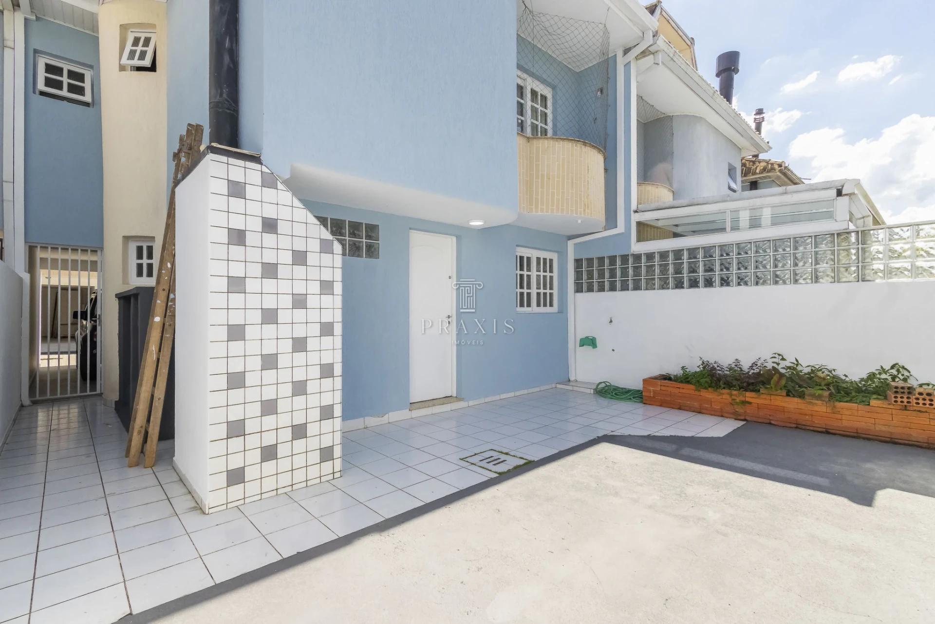 3-bedroom house with a bathtub — photo 3