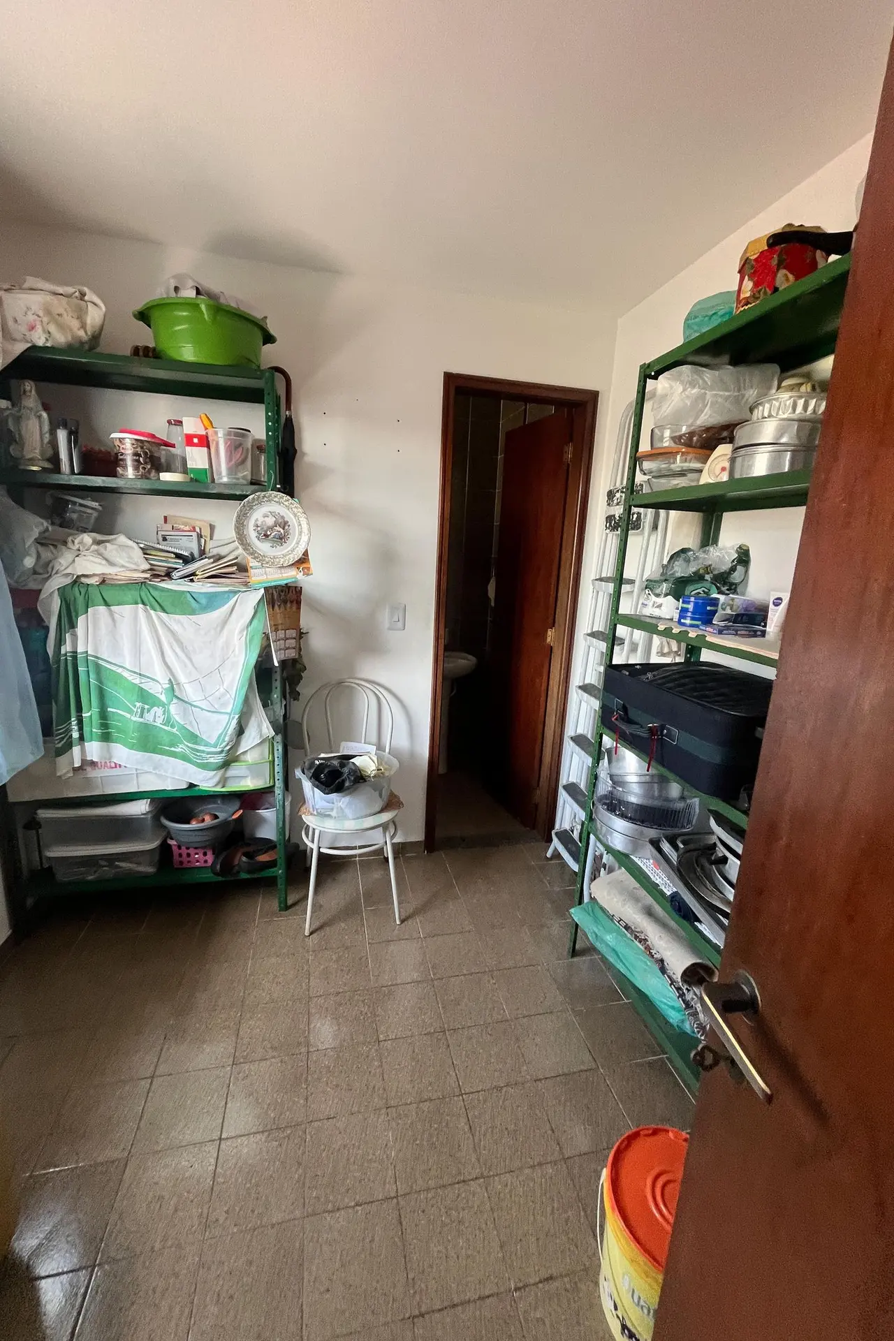 Furnished 3-bedroom apartment with laundry area — photo 48