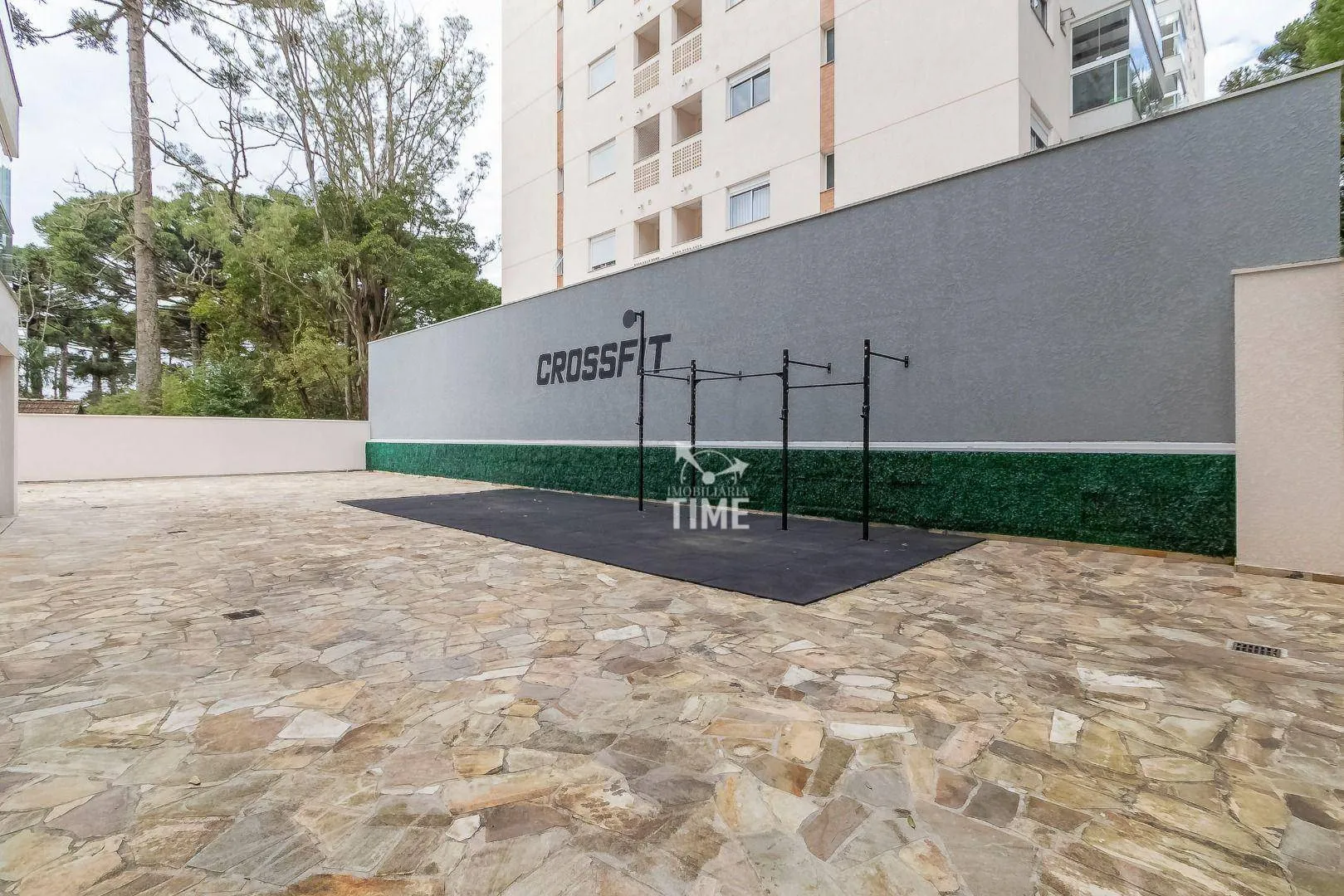 Balcony with a grill in a 3-bedroom apartment, 107 m² — photo 65