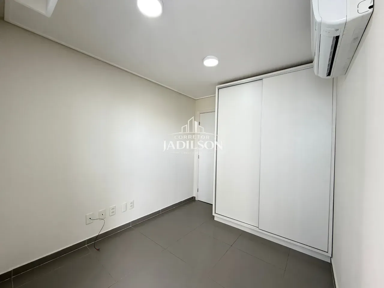 2-bedroom apartment in a building with a gym — photo 4
