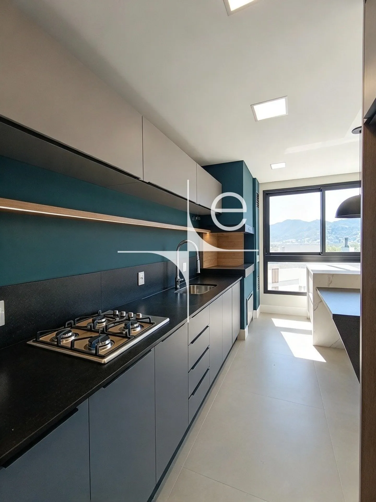 Glass-enclosed balcony in a 3-bedroom apartment, 150 m² — photo 10