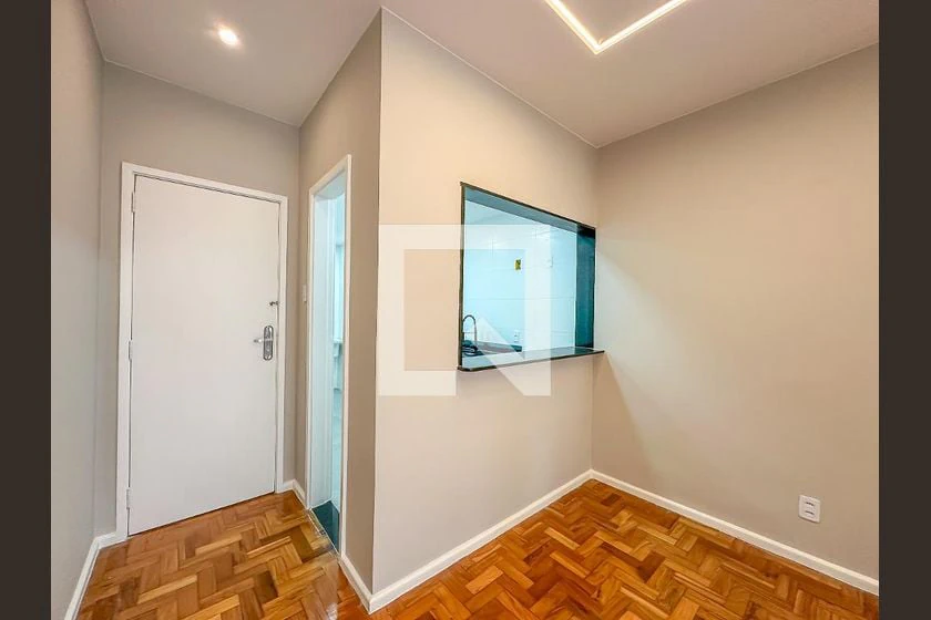 One-bedroom apartment with wood or laminate floors — photo 2