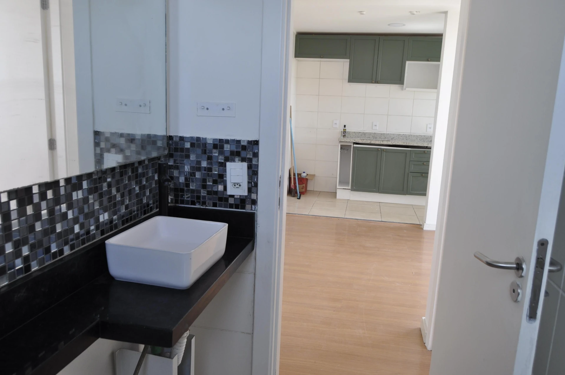 Балкон с грилем и 2 спальни: квартира 47 м² — photo 38
