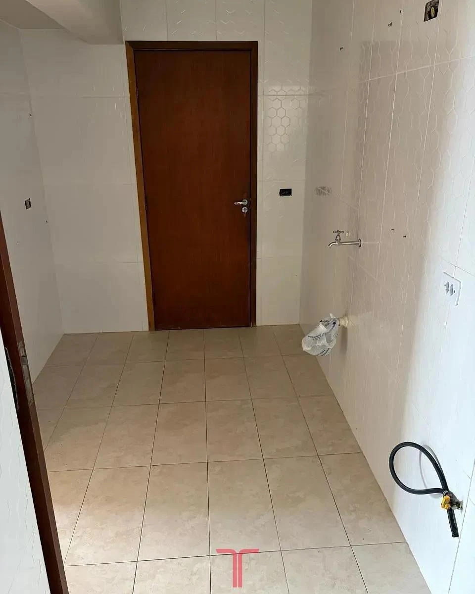 Apartment, 56 m², with wood or laminate floors — photo 2