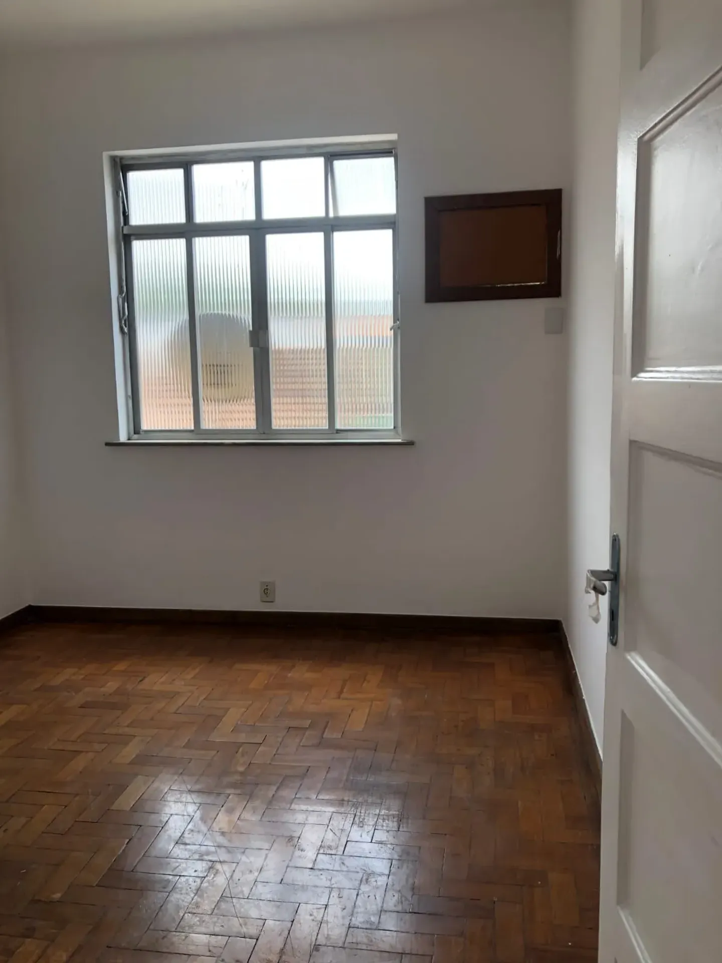Wood or laminate floors in a 2-bedroom apartment, 82 m² — photo 12